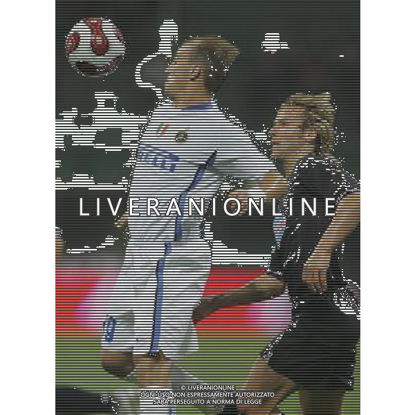 Trofeo Tim 31/08/2006 inter - milan - juventus nella foto pavel nedved con esteban cambiasso ph luzzani/ag. aldo liverani