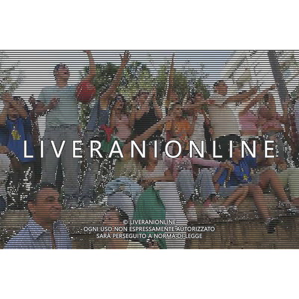 ALLENAMENTO DELLA NAZIONALE ITALIANA ALLO STADIO SAN PAOLO DI NAPOLI 01/09/2006 NELLA FOTO: TIFOSI FUORI LO STADIO FOTO MOSCA- AG ALDO LIVERANI