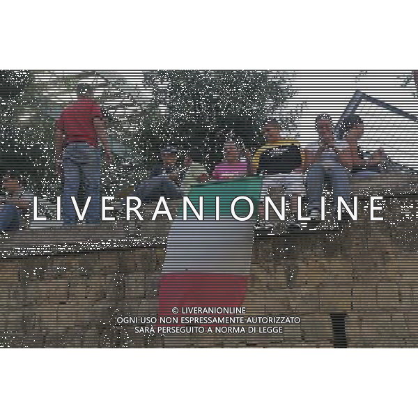 ALLENAMENTO DELLA NAZIONALE ITALIANA ALLO STADIO SAN PAOLO DI NAPOLI 01/09/2006 NELLA FOTO: TIFOSI FUORI LO STADIO FOTO MOSCA- AG ALDO LIVERANI