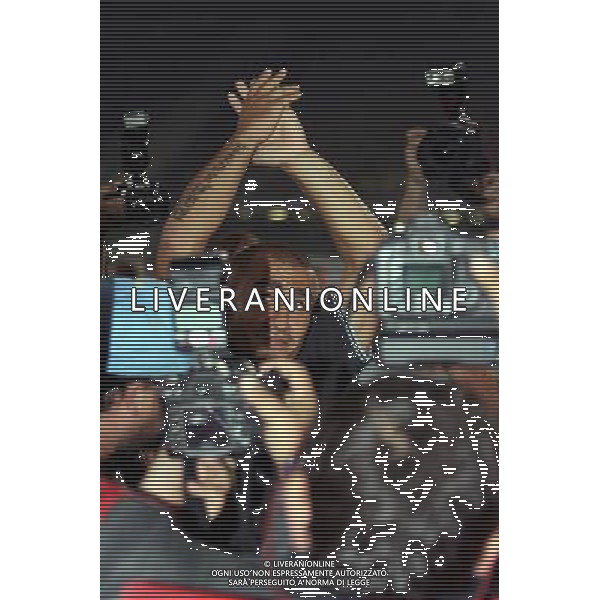 Italia - Lituania qualificazione europei a Napoli 02/09/2006 nella foto il saluto di fabio cannavaro ai tifosi * ph gianni nucci/ag: aldo liverani