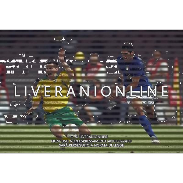 Italia - Lituania qualificazione europei a Napoli 02/09/2006 nella foto savenas con simone perrotta * ph gianni nucci/ag: aldo liverani