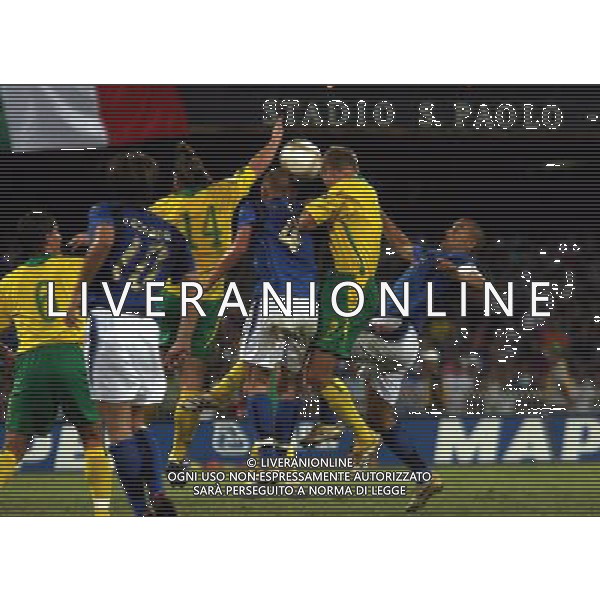 Italia - Lituania qualificazione europei a Napoli 02/09/2006 nella foto daniele de rossi e fabio cannavaro - mischia in area * ph gianni nucci/ag: aldo liverani