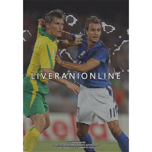 Italia - Lituania qualificazione europei a Napoli 02/09/2006 nella foto alberto gilardino con zvirgzdauskas * ph gianni nucci/ag: aldo liverani
