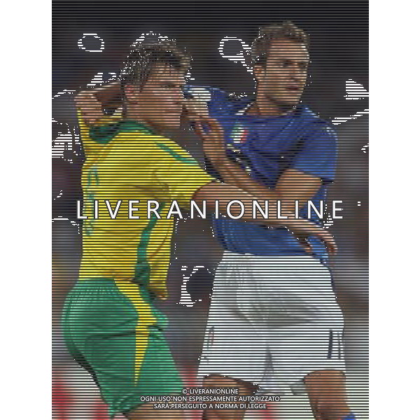Italia - Lituania qualificazione europei a Napoli 02/09/2006 nella foto alberto gilardino con zvirgzdauskas * ph gianni nucci/ag: aldo liverani