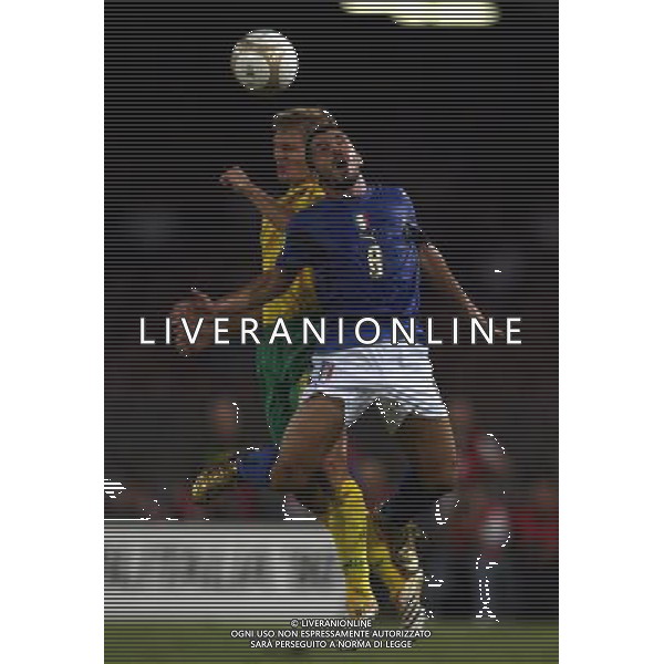 Italia - Lituania qualificazione europei a Napoli 02/09/2006 nella foto gennaro gattuso con dziaukstas * ph gianni nucci/ag: aldo liverani