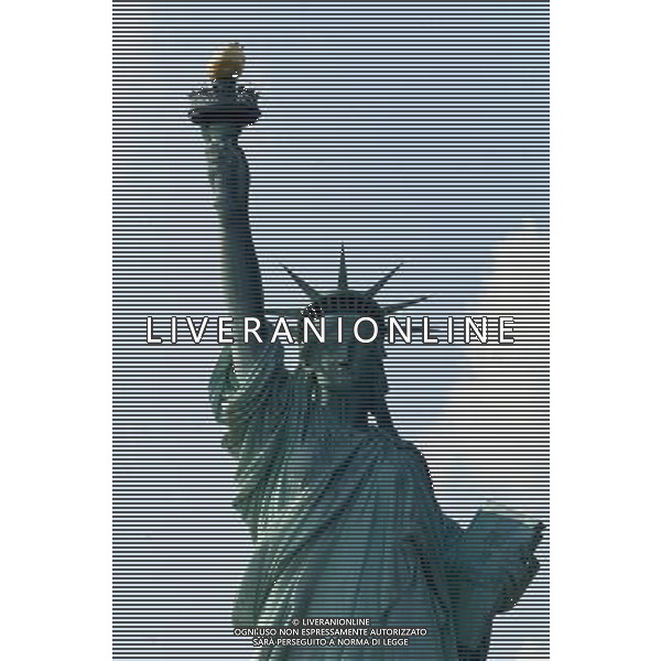 NEW YORK E DINTORNI LUGLIO 2005 NELLA FOTO LA STATUA DELLA LIBERTA\' FOTO ROMANO/AG ALDO LIVERANI
