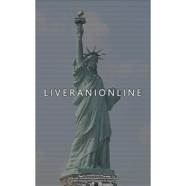 NEW YORK E DINTORNI LUGLIO 2005 NELLA FOTO LA STATUA DELLA LIBERTA\' FOTO ROMANO/AG ALDO LIVERANI