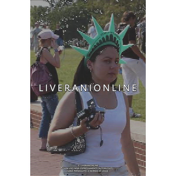 NEW YORK E DINTORNI LUGLIO 2005 NELLA FOTO UNA TURISTA ALLA STATUA DELLA LIBERTA\' FOTO ROMANO/AG ALDO LIVERANI