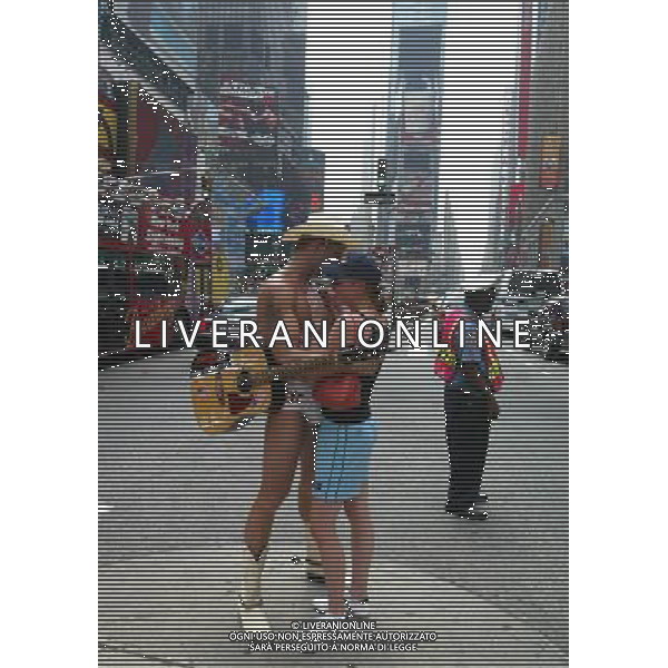 NEW YORK E DINTORNI LUGLIO 2005 NELLA FOTO UN CAW BOY IN MUTANDE IN TIME SQUARE FOTO ROMANO/AG ALDO LIVERANI