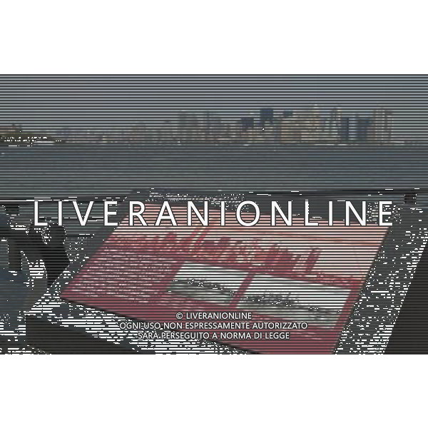 NEW YORK E DINTORNI LUGLIO 2005 NELLA FOTO LO SKYLANE DI MANHATTAN VISTO DALL\' ISOLA DELLA STATUA DELLA LIBERTA\' CON IN PRIMO PIANO UN PANNELLO A TESTIMONIANZA DI COME ERA PRIMA DELL\' UNDICI DI SETTEMBRE 2001 FOTO ROMANO/AG ALDO LIVERANI