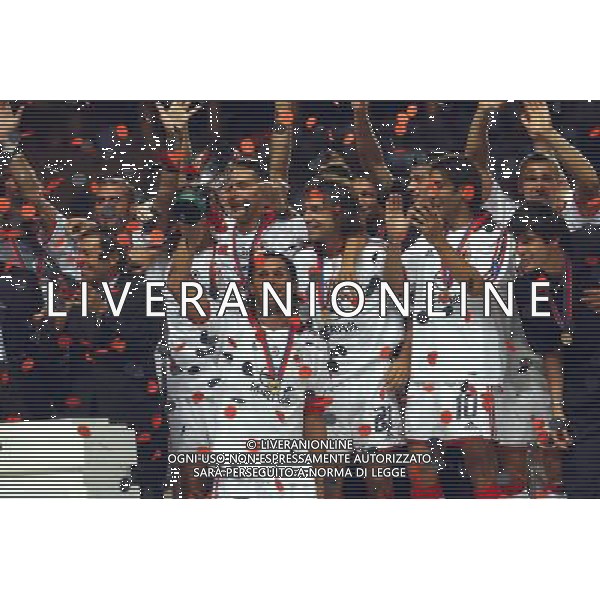 MONTECARLO MONACO 29-08-2003 MILAN - PORTO SUPERCOPPA EUROPEA PREMIAZIONE NELLA FOTO: PAOLO MALDINI CON LA COPPA* AGENZIA ALDO LIVERANI