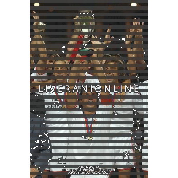 MONTECARLO MONACO 29-08-2003 MILAN - PORTO SUPERCOPPA EUROPEA PREMIAZIONE NELLA FOTO: PAOLO MALDINI CON LA COPPA* AGENZIA ALDO LIVERANI