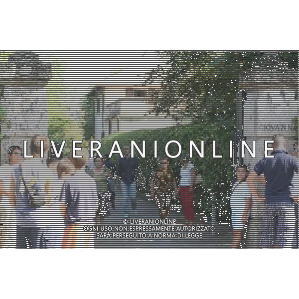 Cassano D\'Adda 5 settmbre 2006 Camera Ardente di Facchetti Giacinto nella foto: gente commossa all\'esterno della villa dove e\' situata la camera ardente foto Pasinetti / Ag. Aldo Liverani