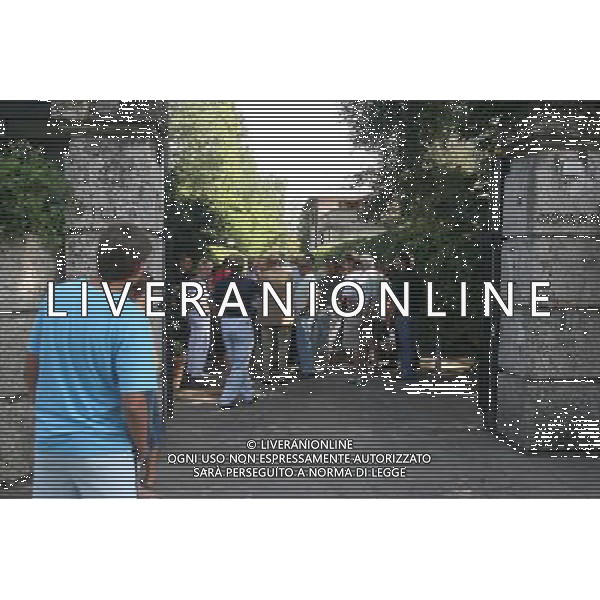 Cassano D\'Adda 5 settmbre 2006 Camera Ardente di Facchetti Giacinto nella foto: gente commossa all\'esterno della villa dove e\' situata la camera ardente foto Pasinetti / Ag. Aldo Liverani