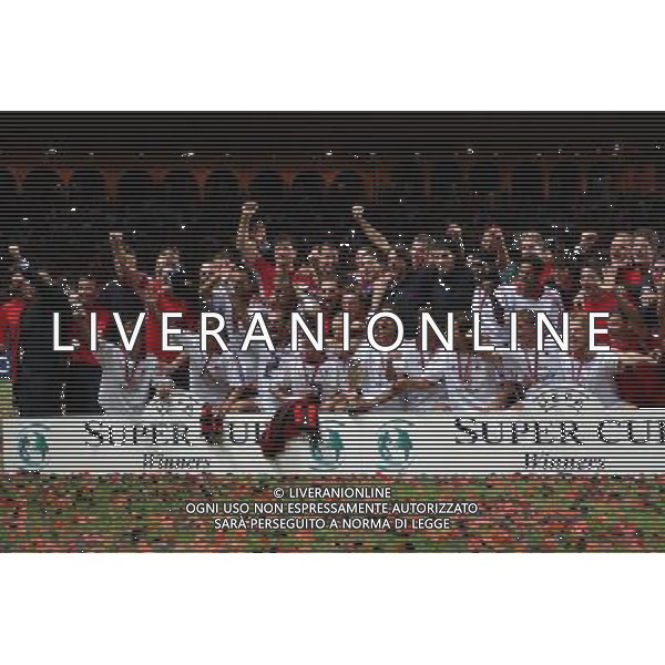 MONTECARLO MONACO 29-08-2003 MILAN - PORTO SUPERCOPPA EUROPEA PREMIAZIONE NELLA FOTO: LA SQUADRA DEL MILAN VINCITRICE CON LA COPPA* AGENZIA ALDO LIVERANI