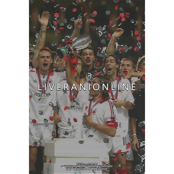 MILAN-PORTO SUPERCOPPA EUROPEA 29/08/2003 NELLA FOTO MALDINI PAOLO CON LA SUPERCOPPA EUROPEA FOTO NERI BAGNAI-AGENZIA ALDO LIVERANI