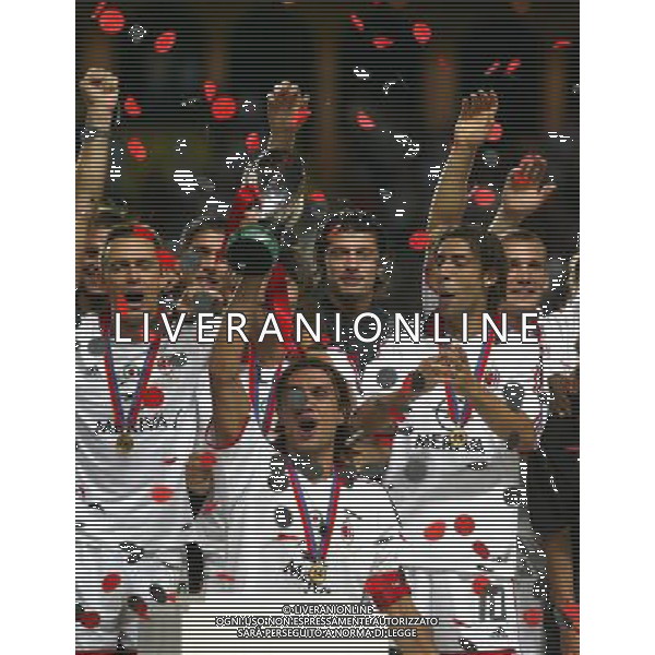 MILAN-PORTO SUPERCOPPA EUROPEA 29/08/2003 NELLA FOTO MALDINI PAOLO CON LA SUPERCOPPA EUROPEA FOTO NERI BAGNAI-AGENZIA ALDO LIVERANI