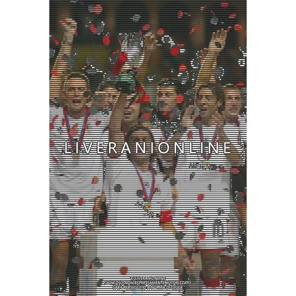 MILAN-PORTO SUPERCOPPA EUROPEA 29/08/2003 NELLA FOTO MALDINI PAOLO CON LA SUPERCOPPA EUROPEA FOTO NERI BAGNAI-AGENZIA ALDO LIVERANI