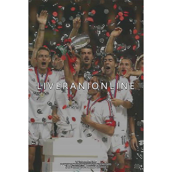 MILAN-PORTO SUPERCOPPA EUROPEA 29/08/2003 NELLA FOTO MALDINI PAOLO CON LA SUPERCOPPA EUROPEA FOTO NERI BAGNAI-AGENZIA ALDO LIVERANI