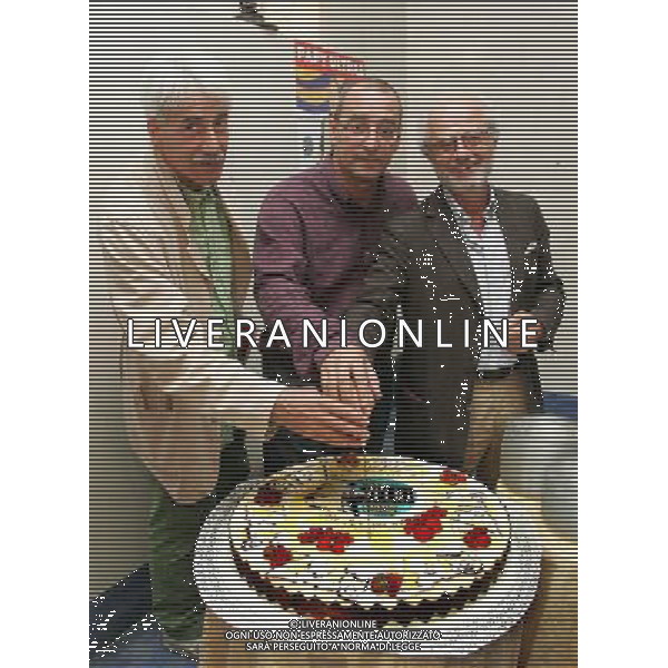 MILANO 20/9/2006 VIALE MONZA, 140 VENT\' ANNI DI ZELIG NELLA FOTO GINO, MICHELE E GIANCARLO BOZZO TAGLIANO LA TORTA PER FESTEGGIARE I 20 ANNI DI ZELIG FOTO ROMANO/AG ALDO LIVERANI