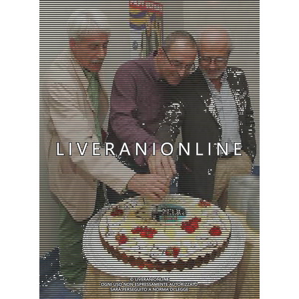 MILANO 20/9/2006 VIALE MONZA, 140 VENT\' ANNI DI ZELIG NELLA FOTO GINO, MICHELE E GIANCARLO BOZZO TAGLIANO LA TORTA PER FESTEGGIARE I 20 ANNI DI ZELIG FOTO ROMANO/AG ALDO LIVERANI