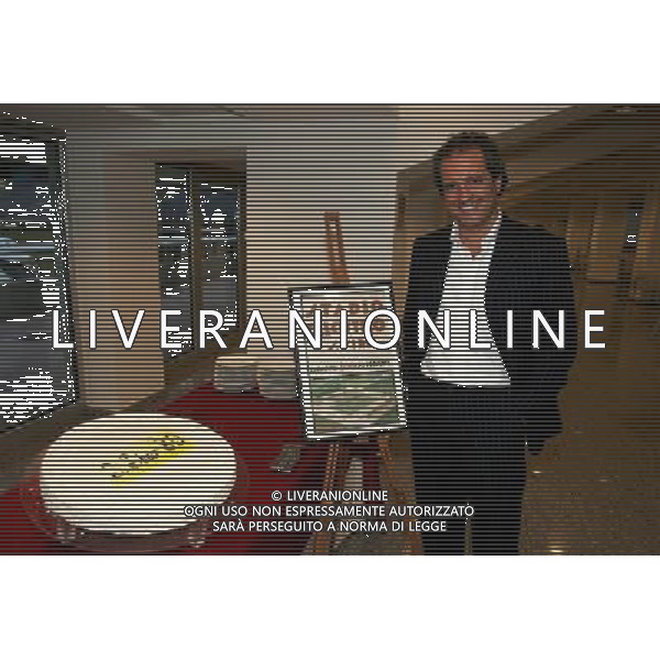 Lo Stadio Meazza di san Siro di Milano compie 80 anni 19/09/2006 nella foto l\'assessore allo sport Giovanni Terzi con la torta di compleanno ph Romano/ag. Aldo Liverani