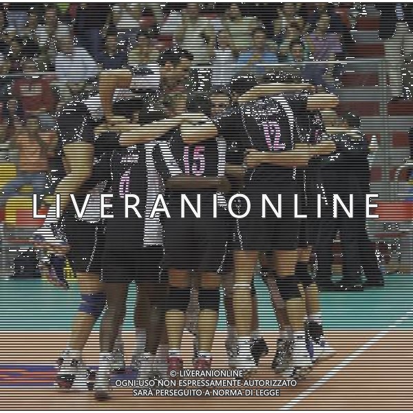 MILANO PALALIDO 24/9/2006 CAMPIONATO ITALIANO DI VOLLEY MASCHILE SERIE A2 SPARKLING VOLLEY MILANO-TISCALI CAGLIARI NELLA FOTO LA GIOIA FINALE DEI GIOCATORI DELLA SPARKLING VOLLEY MILANO FOTO ROMANO/AG ALDO LIVERANI