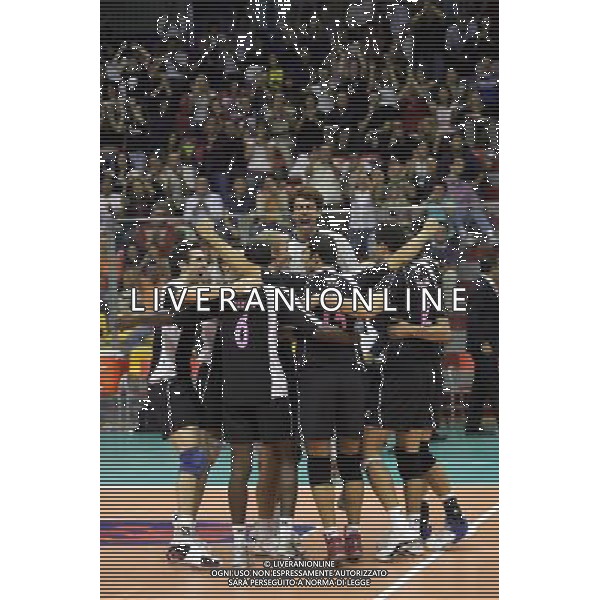 MILANO PALALIDO 24/9/2006 CAMPIONATO ITALIANO DI VOLLEY MASCHILE SERIE A2 SPARKLING VOLLEY MILANO-TISCALI CAGLIARI NELLA FOTO LA GIOIA FINALE DEI GIOCATORI DELLA SPARKLING VOLLEY MILANO FOTO ROMANO/AG ALDO LIVERANI