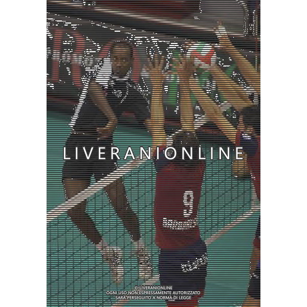 MILANO PALALIDO 24/9/2006 CAMPIONATO ITALIANO DI VOLLEY MASCHILE SERIE A2 SPARKLING VOLLEY MILANO-TISCALI CAGLIARI NELLA FOTO LA SCHIACCIATA DI IVAN BENITO RUIZ CUESTA FOTO ROMANO/AG ALDO LIVERANI