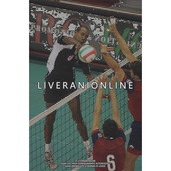 MILANO PALALIDO 24/9/2006 CAMPIONATO ITALIANO DI VOLLEY MASCHILE SERIE A2 SPARKLING VOLLEY MILANO-TISCALI CAGLIARI NELLA FOTO LA SCHIACCIATA DI IVAN BENITO RUIZ CUESTA FOTO ROMANO/AG ALDO LIVERANI