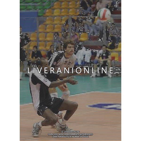 MILANO PALALIDO 24/9/2006 CAMPIONATO ITALIANO DI VOLLEY MASCHILE SERIE A2 SPARKLING VOLLEY MILANO-TISCALI CAGLIARI NELLA FOTO LA RICEZIONE DI IVAN BENITO RUIZ CUESTA FOTO ROMANO/AG ALDO LIVERANI