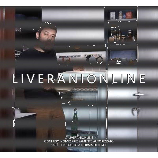 ARCHIVIO GIOVANNI LIVERANI 1970 NELLA FOTO PAOLO VILLAGGIO NELLA SUA CASA AGENZIA ALDO LIVERANI