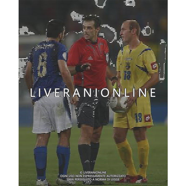 Roma - 07 / 10 / 2006 - Stadio \'Olimpico\' - Qualificazioni EURO 2008 - Italia Vs Ucraina (2-0) - NELLA FOTO Gattuso protesta con l\'arbitro Vassaras dopo la sua ammonizione FOTO CORRADETTI-AGENZIA ALDO LIVERANI