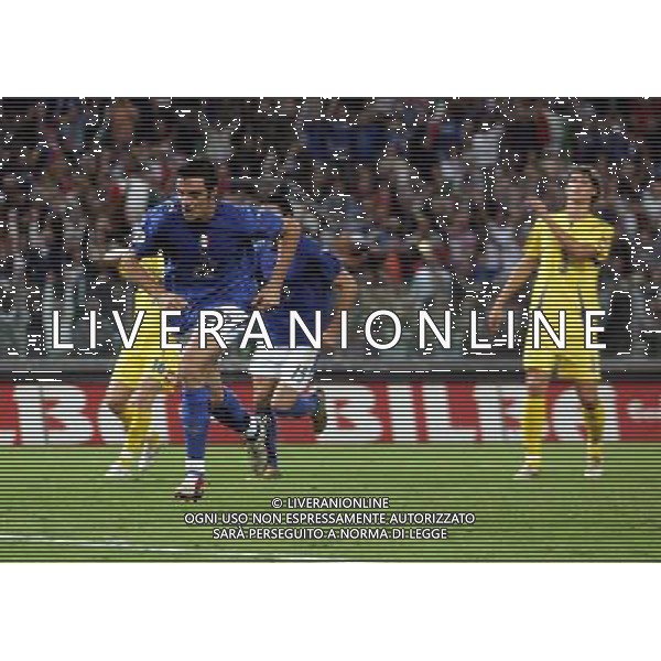 Roma - 07 / 10 / 2006 - Stadio \'Olimpico\' - Qualificazioni EURO 2008 - Italia Vs Ucraina (2-0) - NELLA FOTO Massimo Oddo corre sotto la sua Curva Nord dopo aver realizzato il rigore FOTO CORRADETTI-AGENZIA ALDO LIVERANI