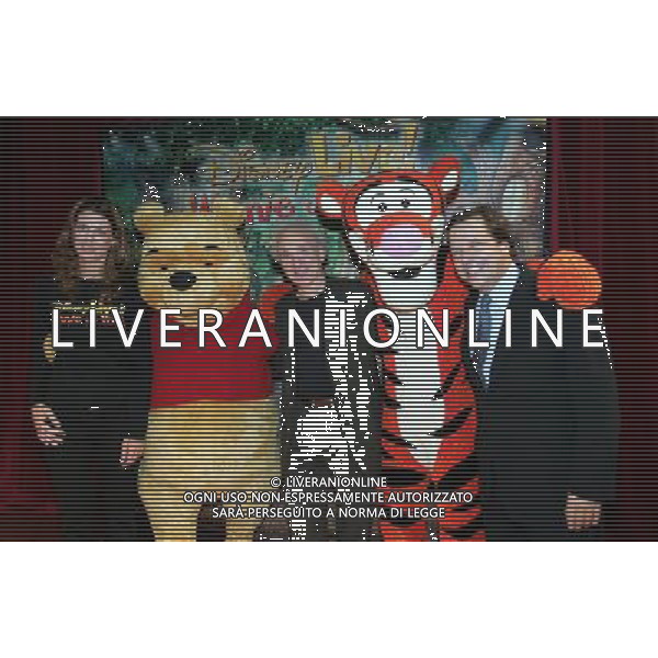 MILANO 18/10/2006 TEATRO ALLE ERBE VIA MERCATO PRESENTAZIONE DEL TOUR ITALIANO DI: -UNA GIORNATA SPECIALE CON WINNIE THE POOH- IL PRIMO SHOW DAL VIVO DEDICATO ALLE FAMIGLIE DELLA WALT DISNEY NELLA FOTO NATALIA SAU, WINNIE THE POOH, JERRY BILLICK, TIGRO ED