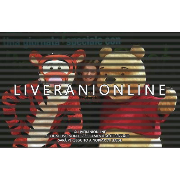 MILANO 18/10/2006 TEATRO ALLE ERBE VIA MERCATO PRESENTAZIONE DEL TOUR ITALIANO DI: -UNA GIORNATA SPECIALE CON WINNIE THE POOH- IL PRIMO SHOW DAL VIVO DEDICATO ALLE FAMIGLIE DELLA WALT DISNEY NELLA FOTO TIGRO E WINNIE THE POOH CON NATALIA SAU FOTO ROMANO/A