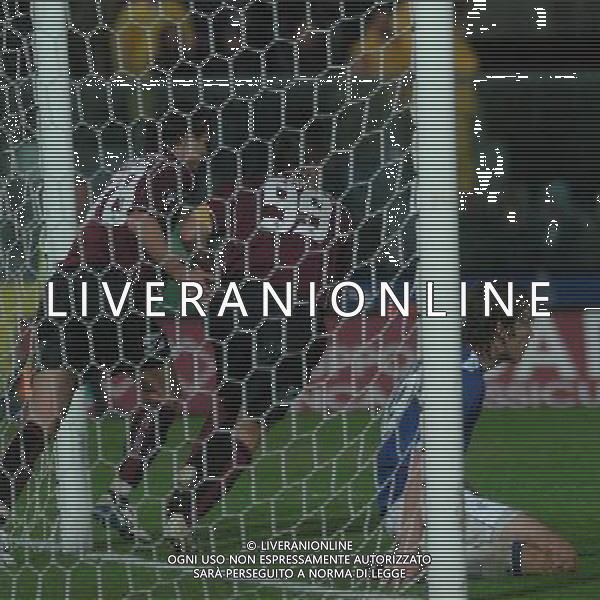 LIVORNO, 19 OTTOBRE 2006 CALCIO COPPA UEFA LIVORNO-GLASGOW RANGER NELLA FOTO:LUCARELLI E DANILVECIUS RINCORRONO IL TEMPO DOPO IL 2 3 FOTO:A.BIZZI\A.LIVERANI