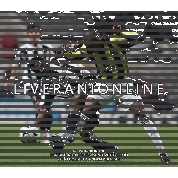 Newcastle v Fenerbahce, St James Park, UEFA Cup, Group H, , Newcastle, Date 19-10-06, NELLA FOTO Obafemi Martins,- Marco Aurelio (IPS PHOTO AGENCY) -AGENZIA ALDO LIVERANI