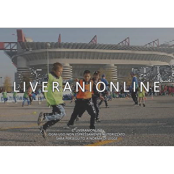 Milano 13/11/2006 stadio G. Meazza manifestazione di ragazzi che giocano a calcio nel piazzale antistante nella foto ragazzi ph andry/ag aldo liverani s.a.s.