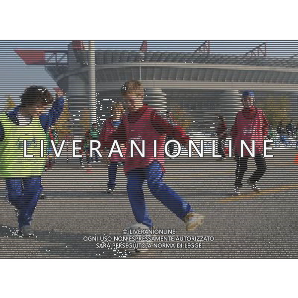 Milano 13/11/2006 stadio G. Meazza manifestazione di ragazzi che giocano a calcio nel piazzale antistante nella foto ragazzi ph andry/ag aldo liverani s.a.s.