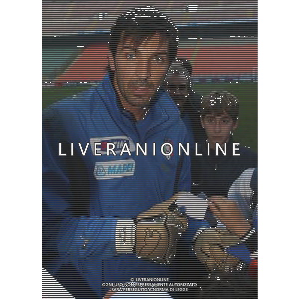 Milano 13/11/2006 stadio G. Meazza raduno nazionale italiana gioco calcio nella foto buffon gianluigi firma autografi ph andry/ag aldo liverani s.a.s.