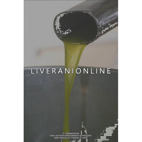 CETONA SIENA 2006 OLIVICOLTORI DELLE COLLINE DEL CETONA NELLA FOTO L\'OLIO DIVISO DALL\'ACQUA PRONTO PER L\'IMBOTTIGLIAMENTO IFC-AGENZIA ALDO LIVERANI