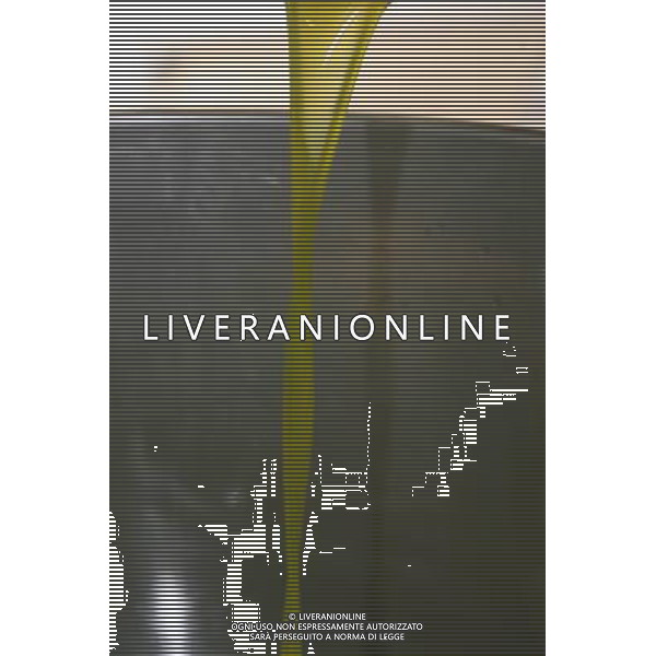CETONA SIENA 2006 OLIVICOLTORI DELLE COLLINE DEL CETONA NELLA FOTO L\'OLIO DIVISO DALL\'ACQUA PRONTO PER L\'IMBOTTIGLIAMENTO IFC-AGENZIA ALDO LIVERANI