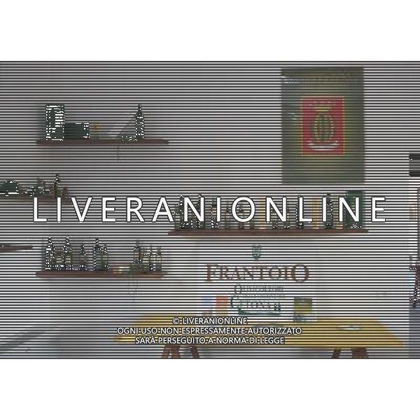 CETONA SIENA 2006 OLIVICOLTORI DELLE COLLINE DEL CETONA NELLA FOTO BOTTIGLIE PRODOTTE DAL FRANTOIO DI CETONA AGENZIA ALDO LIVERANI