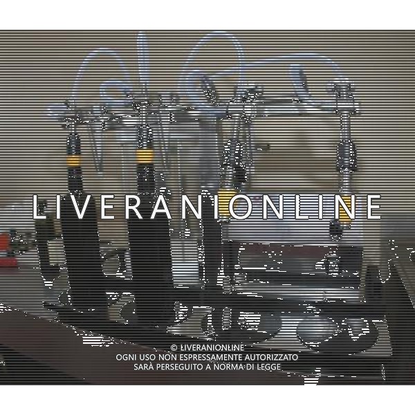 CETONA SIENA 2006 OLIVICOLTORI DELLE COLLINE DEL CETONA NELLA FOTO L\'IMBOTTIGLIAMENTO DELL\'OLIO EXTRA VERGINE D\'OLIVA IFC-AGENZIA ALDO LIVERANI