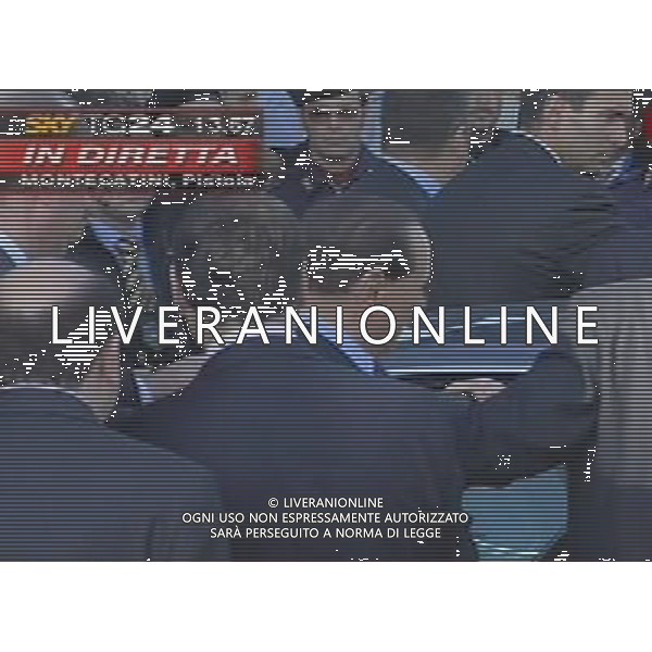 Il saluto di Silvio Berlusconi alla folla dopo il malore avuto durante il discorso a Montecatini 26/11/2006 obbligatorio citare la fonte televisiva ph agenzia aldo liverani