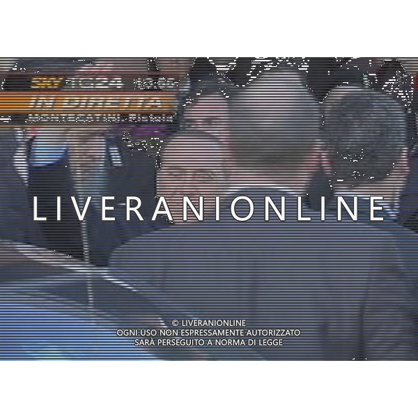 Il saluto di Silvio Berlusconi alla folla dopo il malore avuto durante il discorso a Montecatini 26/11/2006 obbligatorio citare la fonte televisiva ph agenzia aldo liverani