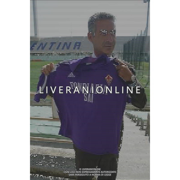 Stadio Artemio Franchi Firenze 21/08/2003 nella foto il Presidente della Fiorentina Calcio Salica Gino con la maglia* foto gianni nucci/Agenzia Aldo liverani