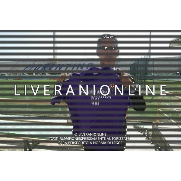 Stadio Artemio Franchi Firenze 21/08/2003 nella foto il Presidente della Fiorentina Calcio Salica Gino con la maglia* foto gianni nucci/Agenzia Aldo liverani