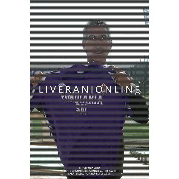 Stadio Artemio Franchi Firenze 21/08/2003 nella foto il Presidente della Fiorentina Calcio Salica Gino con la maglia* foto gianni nucci/Agenzia Aldo liverani